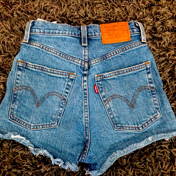Levi’s Ribcage Shorts - Picture 4 of 5